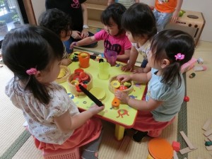 1才児と2才児が一緒におままごと遊び